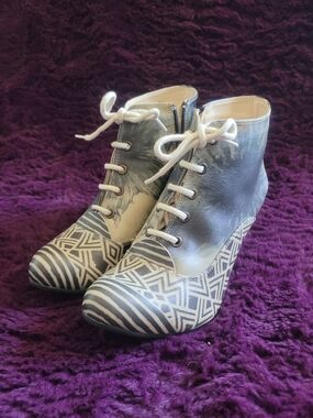 Women's Patterned Lace-Up Ankle Boots in Grey and Off-White